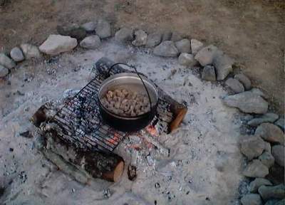 Kochstelle im Naturisten-Camp - Abendessen