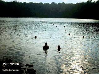 Schwimmen beim Nacktradeln