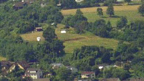 Blick auf das Camp von einem Berg.